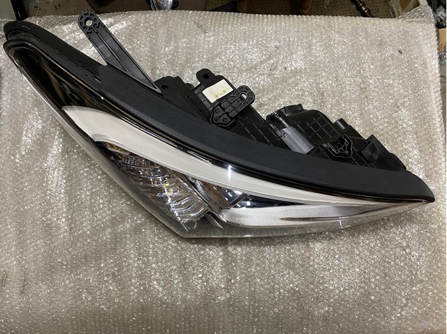 921022W120 Hyundai/Kia Reflektor prawy