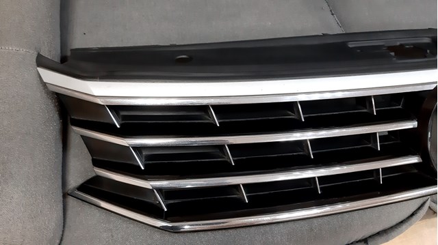 Atrapa chłodnicy VAG 561853651G