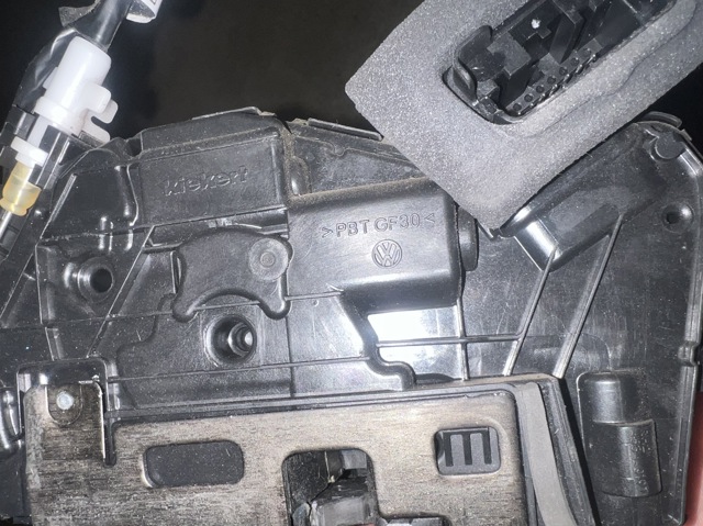  Zamek drzwi przednich prawych Volkswagen Jetta 7