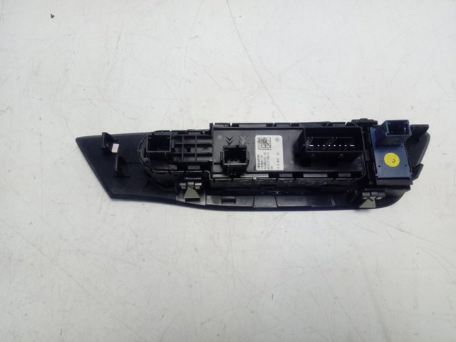 Panel przyciskowy sterowania podnośnikiem szyby przedni lewy 98349233ZD Peugeot/Citroen