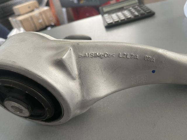 Wahacz zawieszenia przedniego dolny lewy do Land Rover Range Rover SPORT III L461