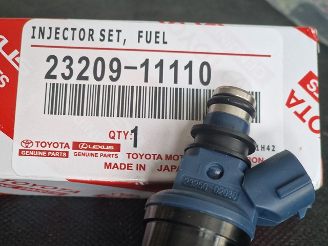  Wtryskiwacz paliwa Toyota Corolla 