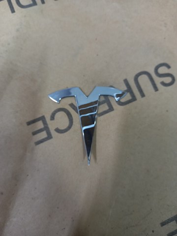Emblemat na klapę bagaznika (znaczek firmowy) Tesla Model 3 sedana (5YJ3) (2016 - 2026) cena, od 23,53 USD