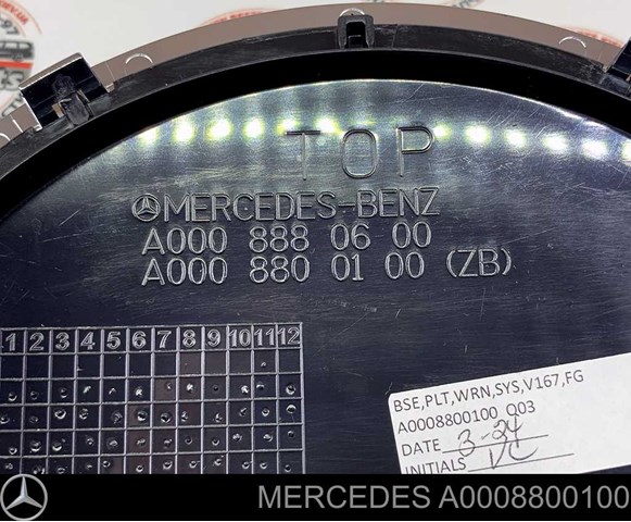 Uchwyt emblematu kratki chłodnicy Mercedes A0008800100