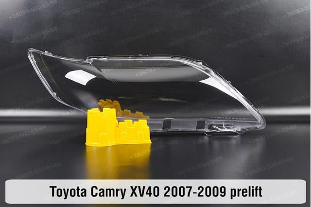 Reflektor prawy 8113033611 Toyota