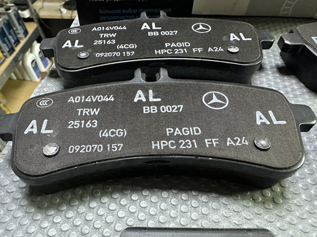 Okładziny (klocki) do hamulców tarczowych tylne Mercedes A0004203104 cena, od 73,13 USD