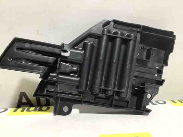 Wsponik (adapter) mocowania reflektora przedniego lewego LR066965 Land Rover
