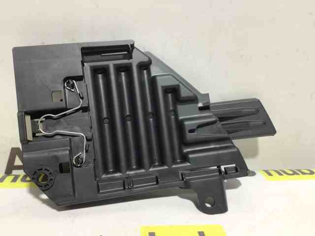 Do koszyka LR066965 Land Rover Wsponik (adapter) mocowania reflektora przedniego lewego