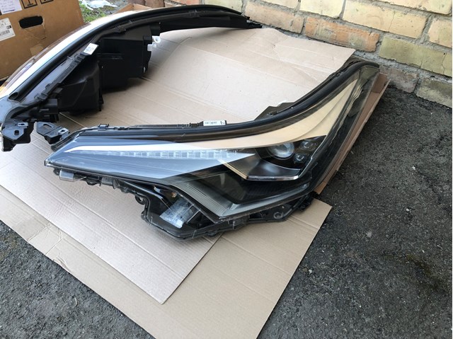Do koszyka 81130F4390 Toyota Reflektor prawy