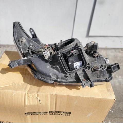 8118560M00 Toyota Reflektor lewy