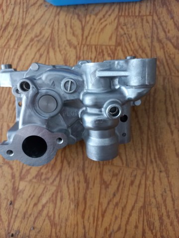 Do koszyka PE0114100 Mazda Pompa oleju