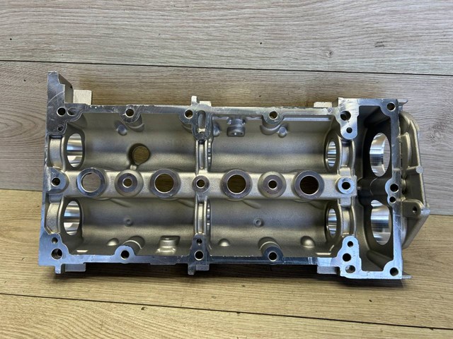 Do koszyka Obudowa wałka rozrządu Opel Astra J Sports Tourer 35