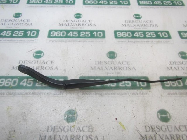 Ramię wycieraczki szyby przedniej do Dacia Logan II L8_