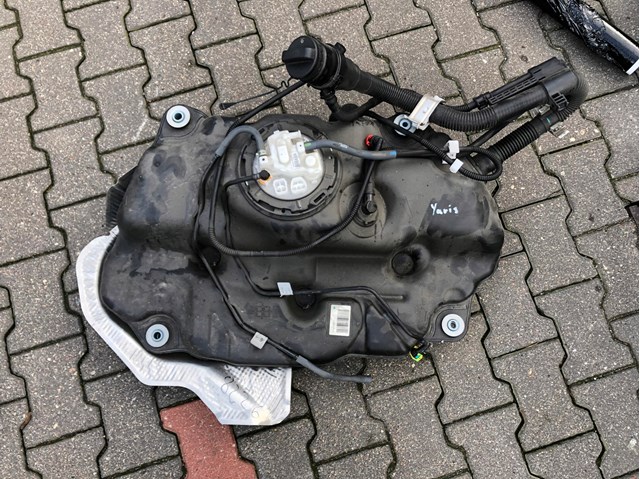  Moduł pompy paliwowej z czujnikiem poziomu paliwa Toyota Yaris 