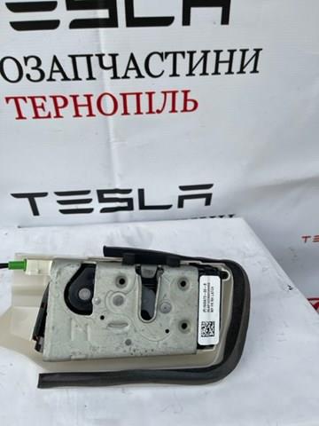 Zamek drzwi przednich prawych Tesla Model Y 