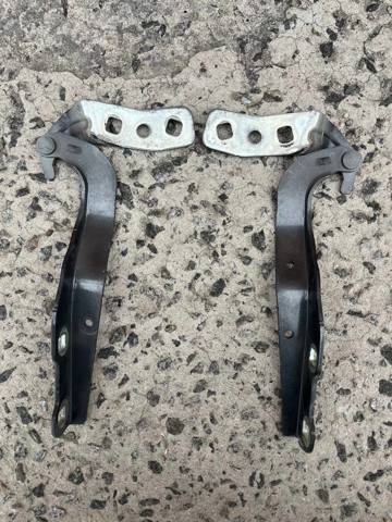 Zawias maski prawy LJ6BS16800AB Ford