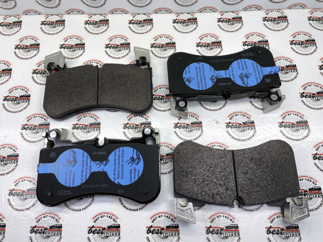 Klocki hamulcowe przednie tarczowe LR138646 Land Rover