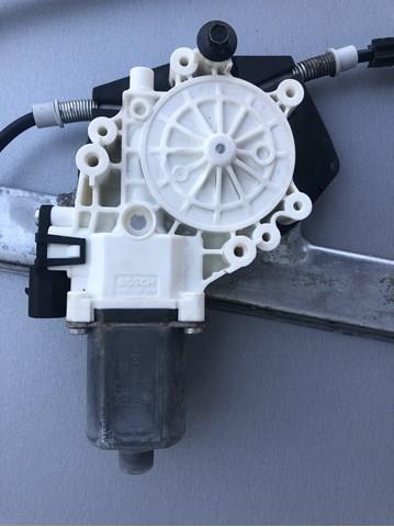 Do koszyka Mechanizm podnoszenia szyby drzwi przednich prawych Mitsubishi Colt VI Z3A