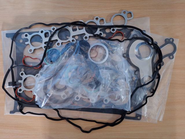 Zestaw uszczelek silnika pełny Toyota 041110S022 cena, od 430,35 USD