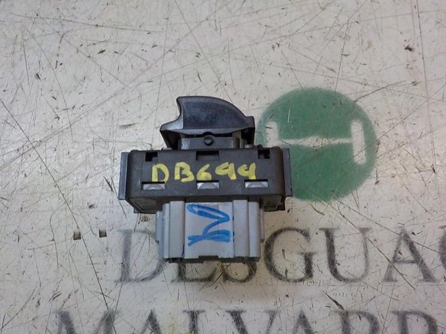 Włącznik przyciskowy podnośnika szyby przedni prawy Peugeot/Citroen 98016307ZD cena, od 37,46 USD