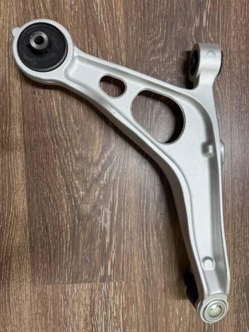 545006RR0B Nissan/Infiniti Wahacz zawieszenia przedniego dolny prawy