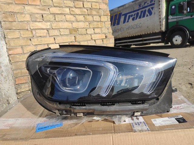 1679064204 Mercedes Reflektor prawy