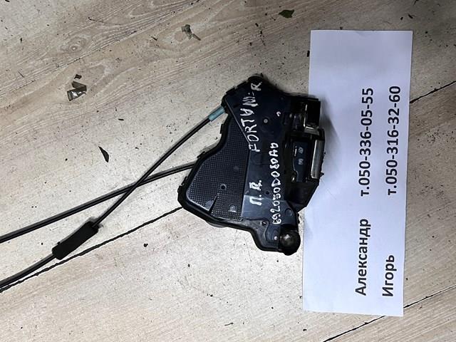 Zamek drzwi przednich lewych Toyota Hilux 