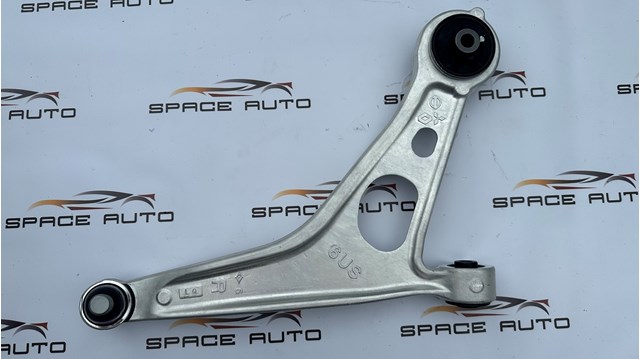 Wahacz zawieszenia przedniego dolny prawy Mitsubishi 4013A584