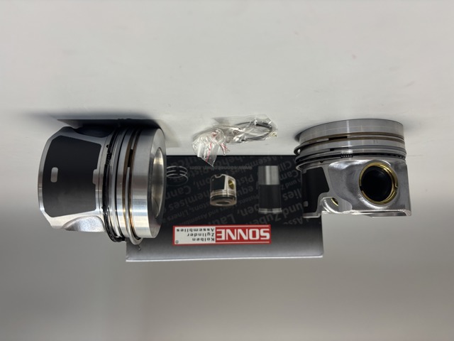 130050001921 NE/NPR Tłok, komplet na 1 cylinder, 2. naprawa (+0,50)