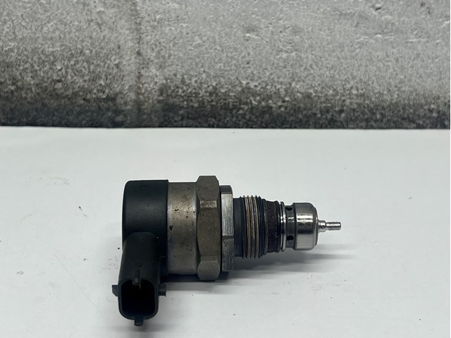 Regulator ciśnienia paliwa w listwie paliwowej General Motors 815539
