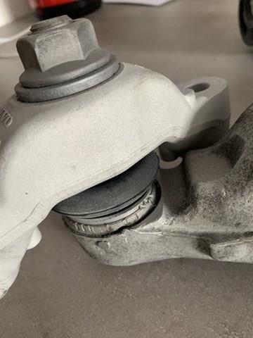 32381879 Volvo Wahacz zawieszenia przedniego dolny lewy